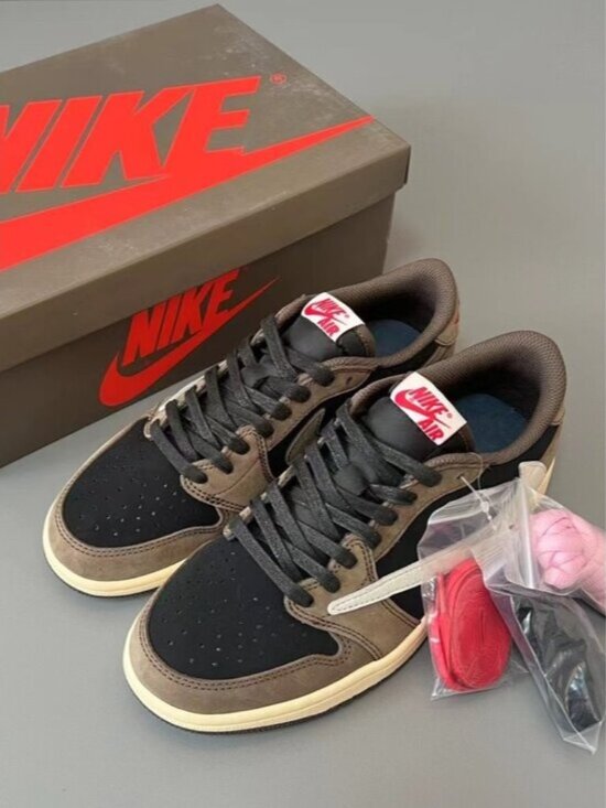 Athletic_Shoes